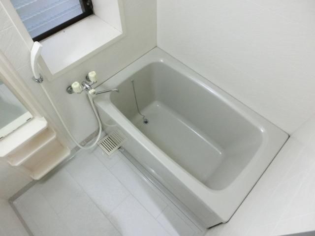 バス・シャワールーム　換気窓付きのバスルームです