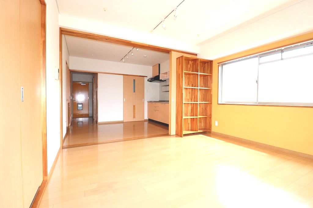 居室・リビング　ゆったりとした居間です ※間取り反転の場合あり、内装が若干異