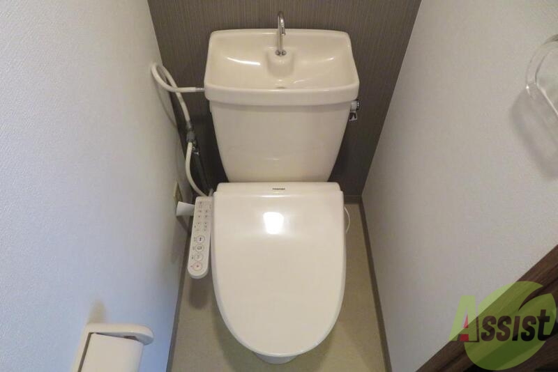 トイレ　ウォシュレット付きで清潔感のあるトイレですね。