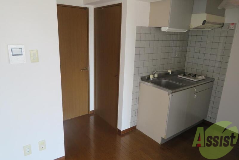 収納　キッチン横の扉の所が収納になっています。