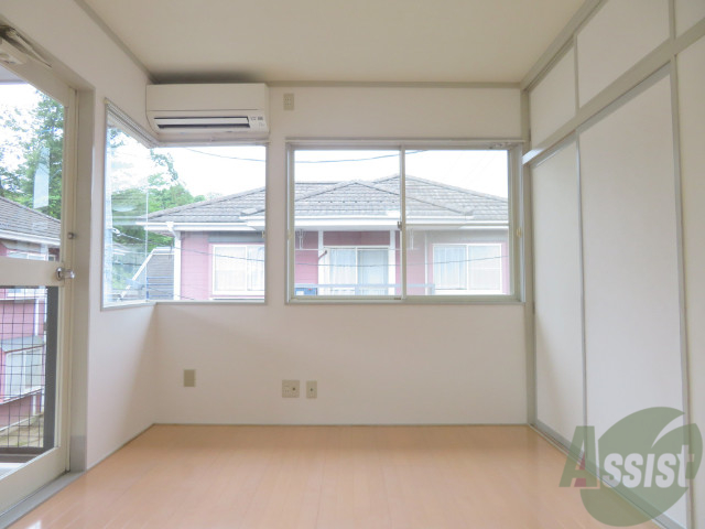 居室・リビング　リビングはこんな感じです。窓が大きくてよく陽が入ってきます。