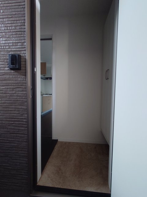 玄関　同物件別号室のものです。