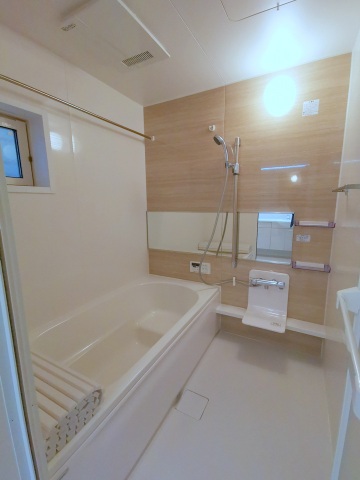 バス・シャワールーム　追炊きと乾燥機付きの一坪風呂