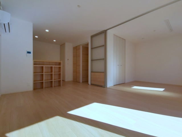 居室・リビング　2面彩光の明るいリビング