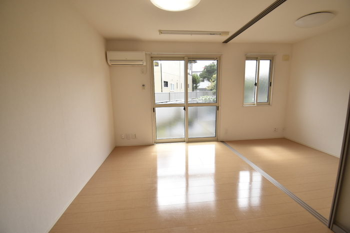 居室・リビング　こちらのリビングで趣味の時間をお楽しみください