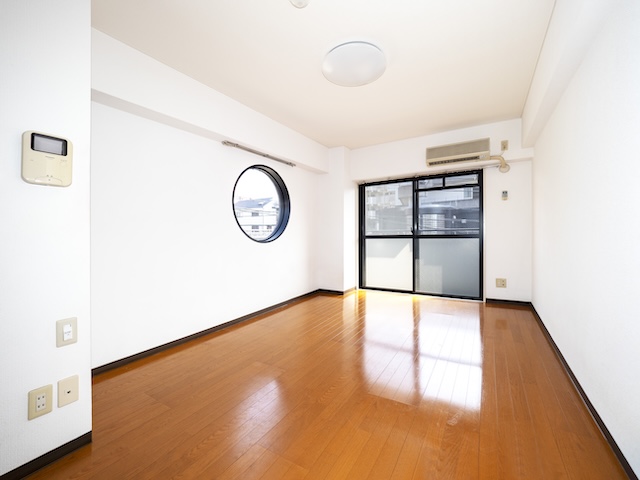 居室・リビング　8帖洋室はエアコン付。丸窓二面採光です