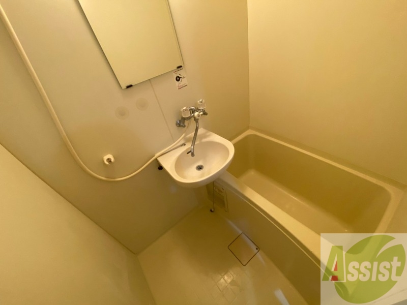 バス・シャワールーム　バスルームはこちらです。広々としてゆったり休めます。