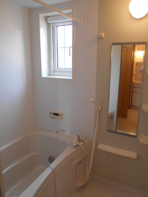 バス・シャワールーム　追焚機能付浴槽・浴室乾燥機完備・浴室内に換気採光窓有り