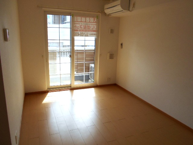 居室・リビング　南面リビング（１２．８畳）・エアコン完備