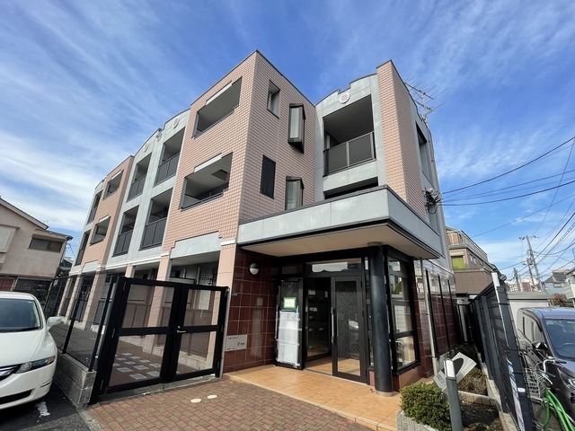 建物外観　コンビニ2軒隣りで、急なお買物にも便利です！