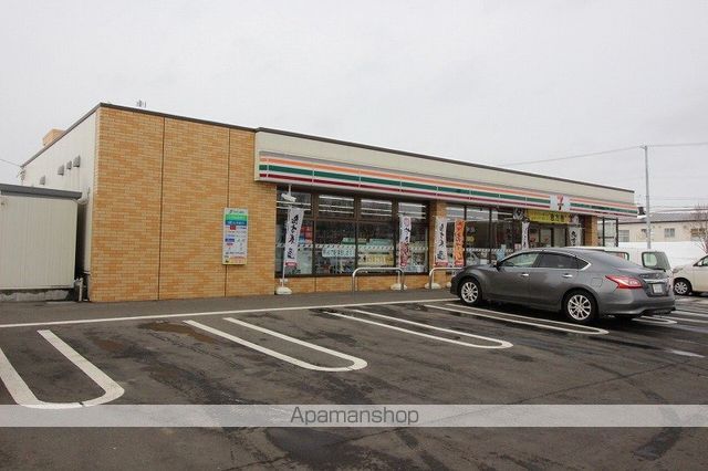 コンビニ　セブンイレブン千歳白樺店（コンビニ）まで950m