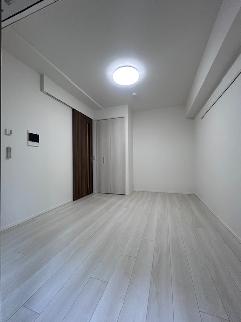 居室・リビング　落ち着いた色調の洋室です