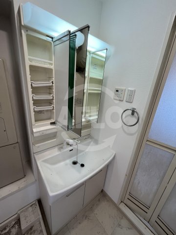 洗面設備　アリス・マナーガーデン新町　三面鏡独立洗面台