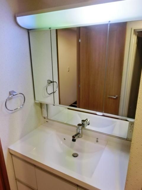 洗面設備　★大きな鏡が魅力の独立洗面台です★