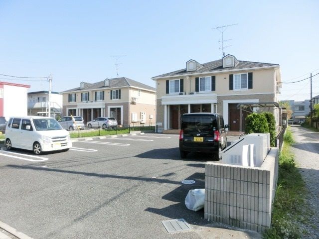 エントランス　周辺は静かな環境ですよ。