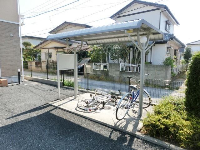 その他共有部分　屋根付の駐輪スペース。