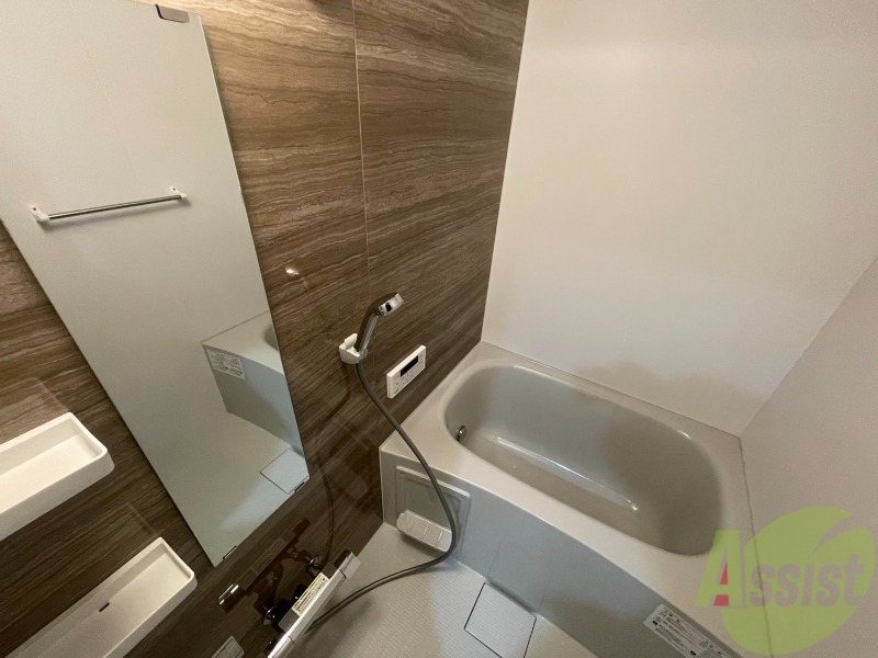 バス・シャワールーム　浴室は追い焚き機能、浴室乾燥が付いています。