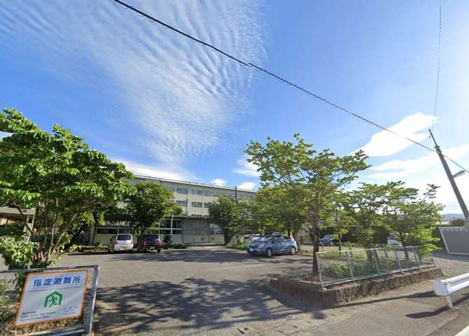 中学校　西部中学校（中学校）まで879m