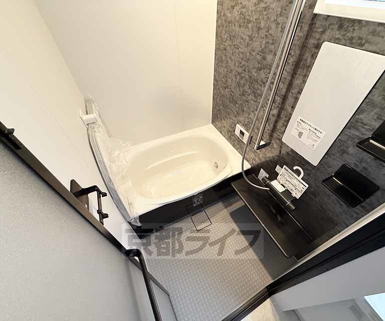 バス・シャワールーム　鏡の付いた便利なお風呂