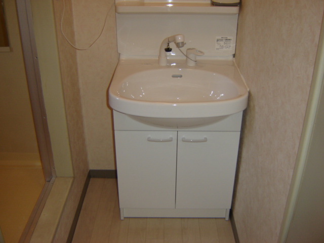 洗面設備　掲載写真は同型の左右反転の部屋を掲載しております。仕様等が異