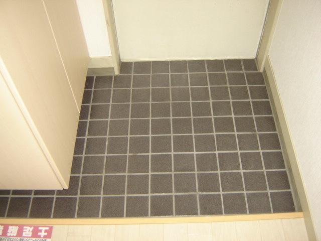 玄関　掲載写真は同型の左右反転の部屋を掲載しております。仕様等が異