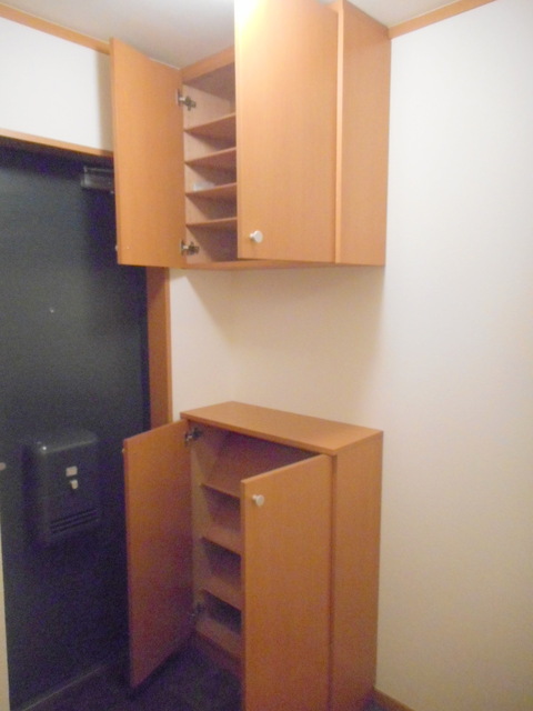 玄関　上下収納のシューズボックス　鍵などを置くのに便利