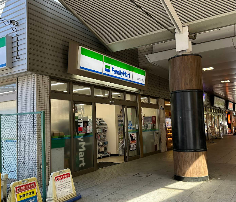 コンビニ　ファミリーマート北越谷駅前店（コンビニ）まで654m