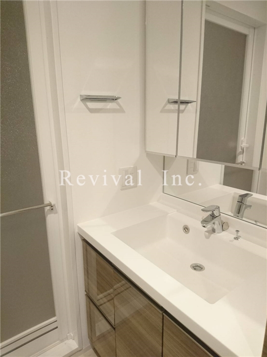 洗面設備　毎日の身だしなみチェックに必須ですね