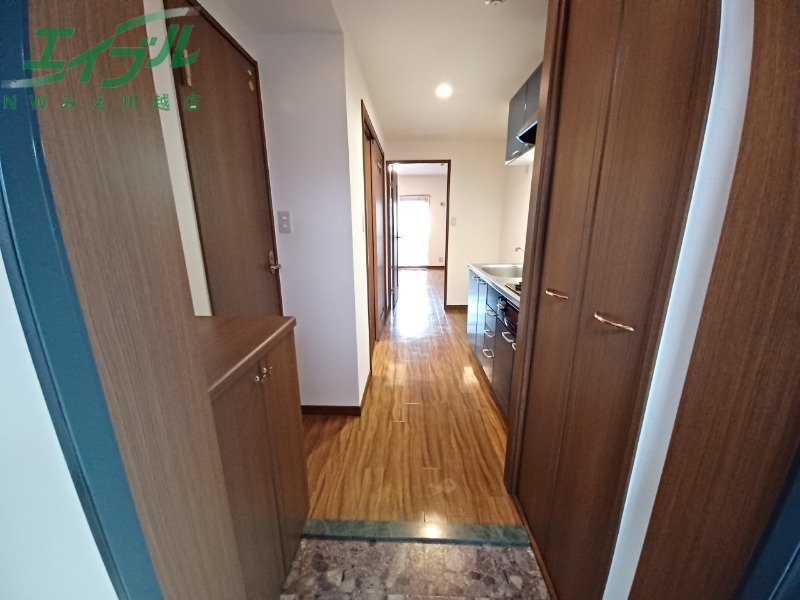 玄関　同物件、別部屋写真です