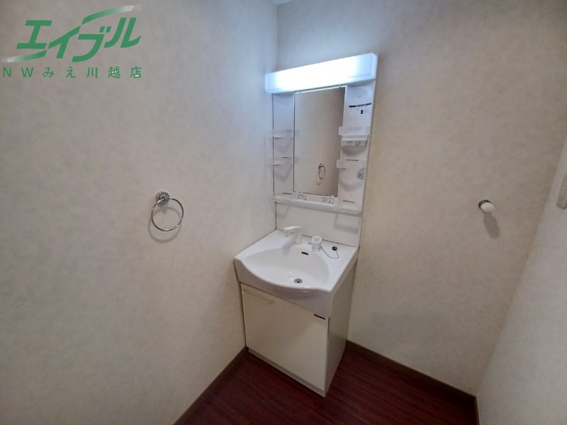 洗面設備　同物件、別部屋写真です