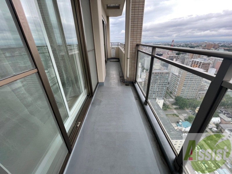 バルコニー　バルコニーは幅も広く全てのお部屋から出入りできます。