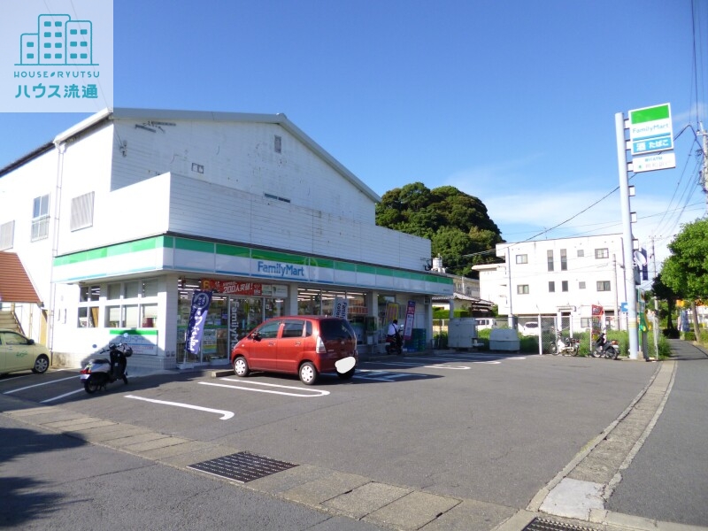 コンビニ　ファミリーマート長崎田中町店（コンビニ）まで558m