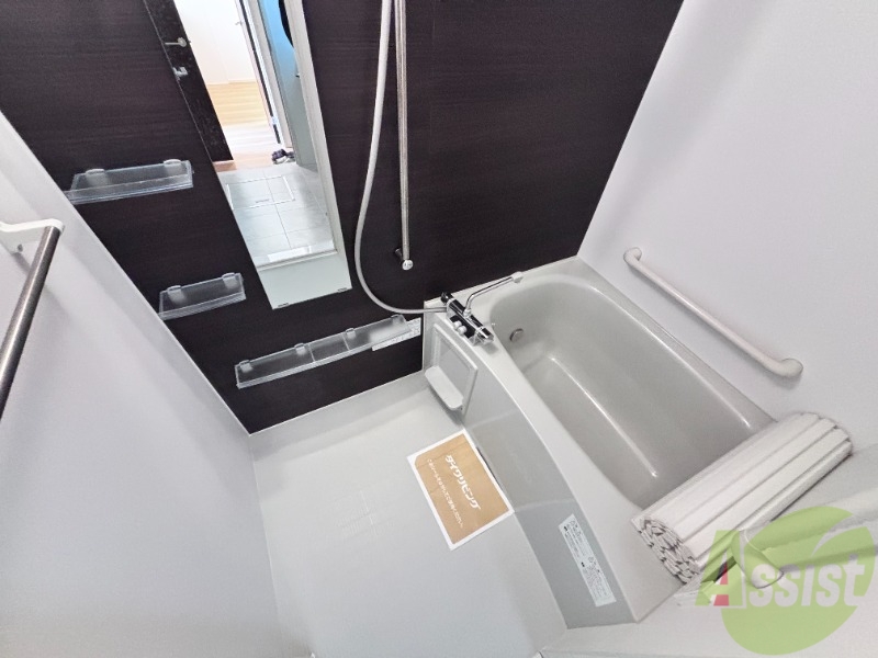 バス・シャワールーム　こちらはバスルームでございます。鏡付きが良いですね。