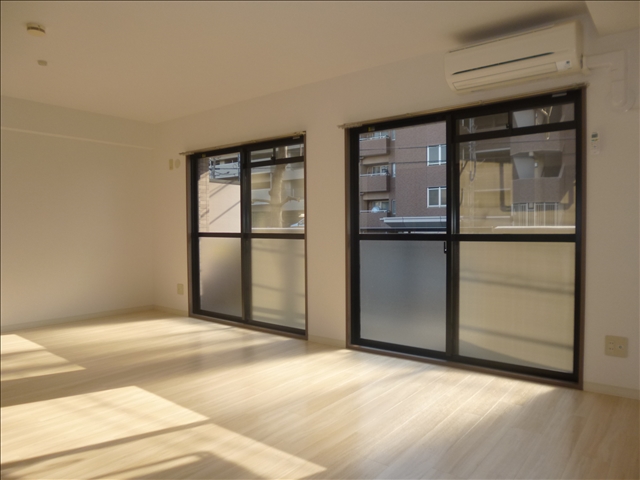 居室・リビング　明るいリビング