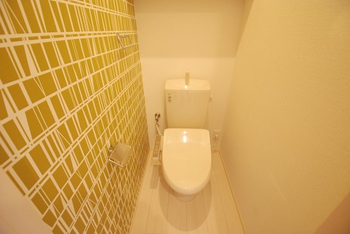 トイレ　落ち着いた色調のトイレです