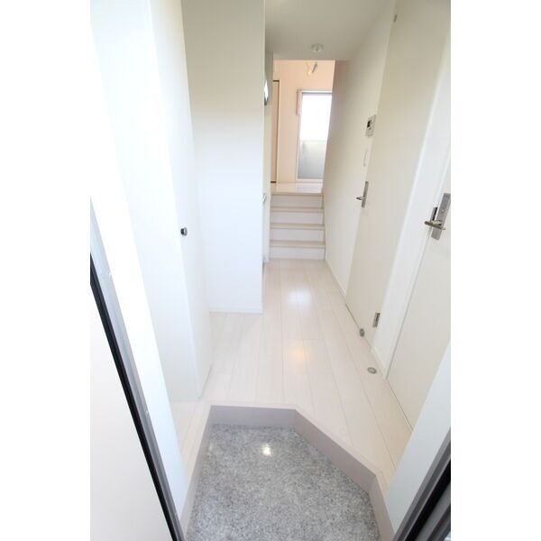 玄関　同タイプのお部屋の写真です。