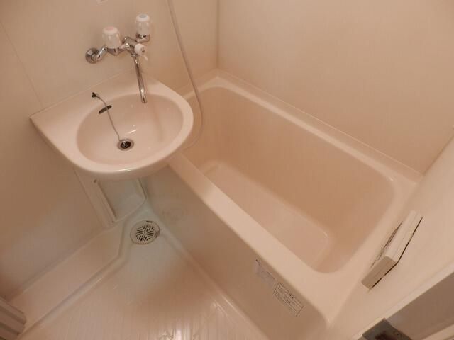 バス・シャワールーム　コンパクトで使いやすいお風呂です