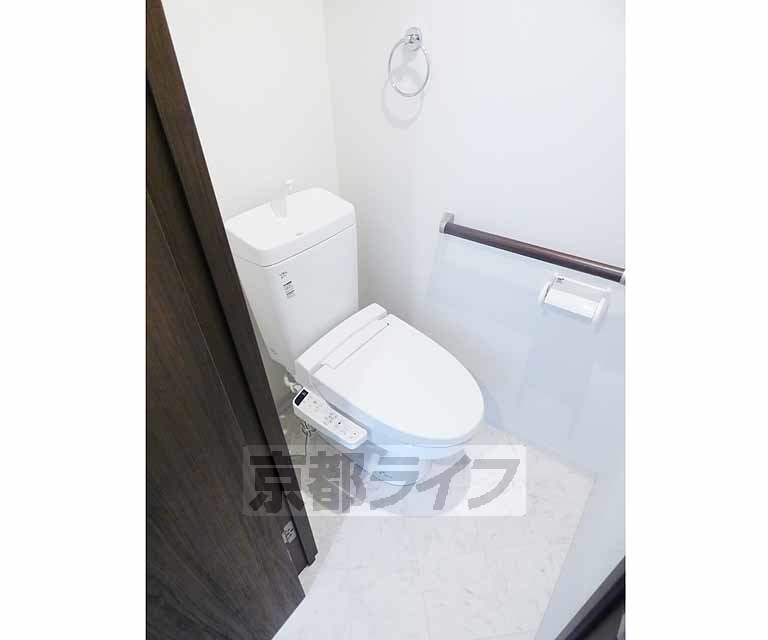 トイレ　ウォシュレット完備。