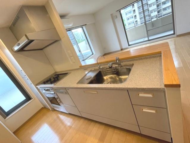 キッチン　コンパクトなキッチンで掃除もラクラク