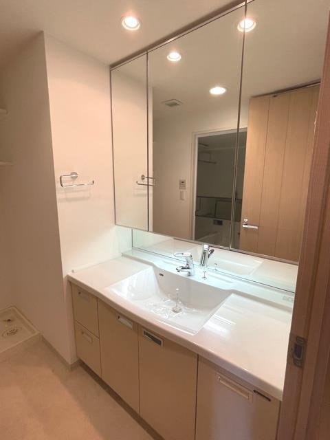 洗面設備　明るい洗面所です