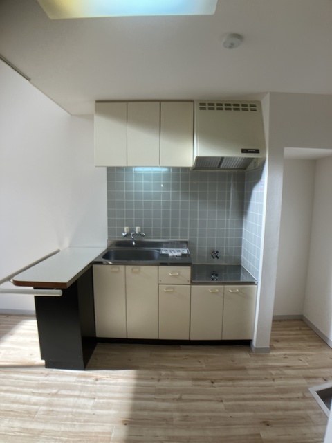 キッチン　※補修前の参考画像の為、設備等は現況優先。