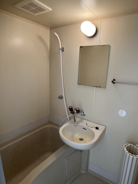 バス・シャワールーム　※補修前の参考画像の為、設備等は現況優先。