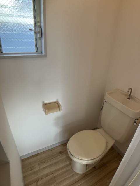 トイレ　※補修前の参考画像の為、設備等は現況優先。
