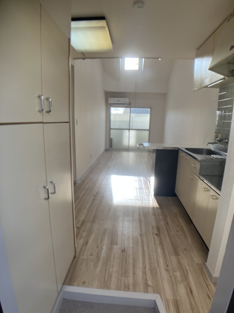 玄関　※補修前の参考画像の為、設備等は現況優先。