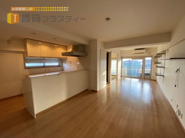 居室・リビング　キッチン後ろの収納力◎。