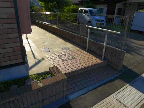 その他　入口へ続く道です