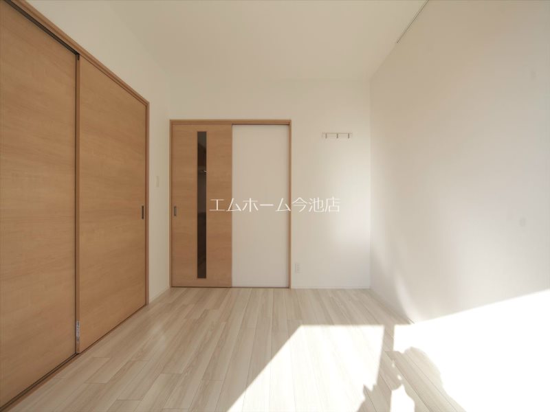 居室・リビング　洋室6.4帖　エアコン付　南向バルコニー