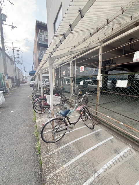 エントランス　屋根付き駐輪場が嬉しいです♪♪