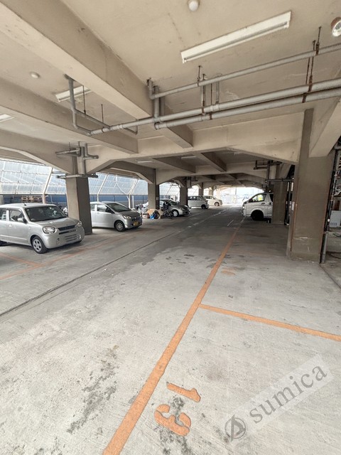 その他共有部分　広々とした敷地内駐車場を完備♪♪
