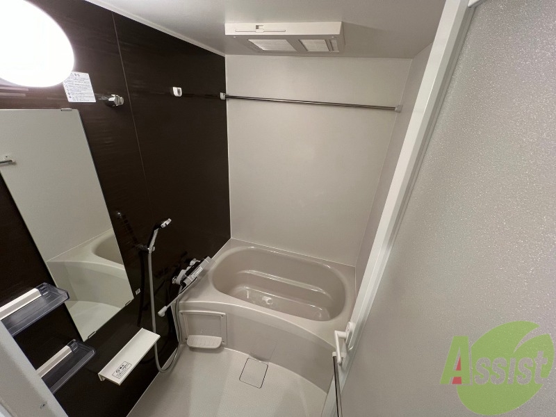 バス・シャワールーム　広い浴槽スペースに小物を置ける棚があるのは良さそうですね。